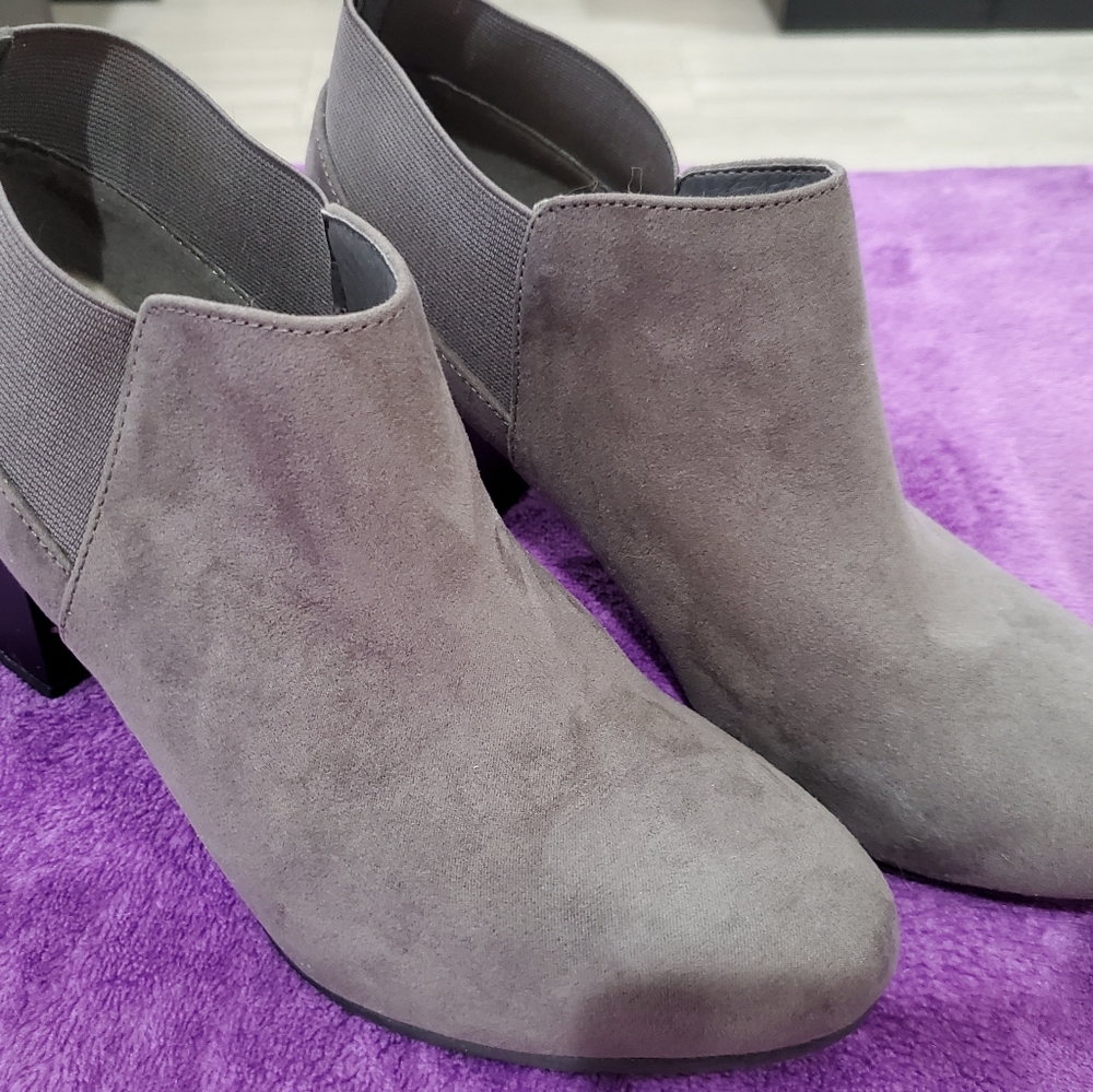 APRI by Italian Shoemakers. Gray size 8M.